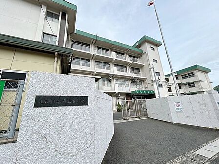 【戸ノ上中学校】遠方には少しずつ緑の自然が顔を覗かせる中学校です。周囲が緑で囲まれた自然豊かで落ち着いた雰囲気の中学校です♪ 799m