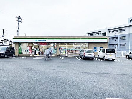 【ファミリマート小倉安部山入口店】安部山公園に向かう途中にあるコンビニ店です。周辺は閑静なマンションや住宅街が建ち並んでいます。アクセスがしやすいコンビニです♪ 145m