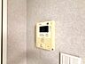 室内：壁面に設置された設備リモコンです。日常的に使用する設備の操作位置を確認できます。