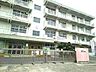 周辺：【横代中学校】豊かな自然と新興住宅地に囲まれていて、落ち着いた雰囲気です。近隣の横代小学校からそのまま中学校にあがるので環境も大きく変わらないそうです。 580m