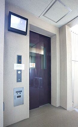 エレベータ―が...