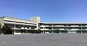 横浜市立南戸塚中学校 徒歩8分。 610m