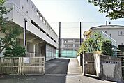 横浜市立岩崎中学校 徒歩13分。 1000m