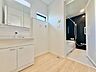 洗面：明るく清潔感溢れる洗面スペース。毎日使う場所だからこそ、快適な空間となっております。広々としたシンクや大きな鏡は使い勝手が良く、忙しい朝の身支度もスムーズに。気持ちよく1日をスタートできる場所。