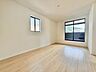 洋室：こちらのお部屋からもバルコニーへ出られます。大きな窓から光が差し込む洋室です。外とのつながりを感じられるため開放感も◎。お洗濯物を干す際のスムーズな家事動線としても重宝しそうな空間です。