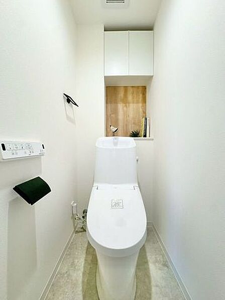 明るくて清潔感のあるトイレスペース。毎日何度も使う場所だからこそ、ホッと落ち着けるインテリアにこだわりました。白を基調とした爽やかな空間が、日々の暮らしの中にさりげない癒やしのひと時をもたらします