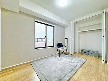 大きな窓があり、たっぷりの自然光が差し込む明るい洋室です。心地よい開放感に包まれた空間は、毎日の疲れを癒やす。朝は爽やかな光ですっきりと目覚める、健康的な暮らしが叶いそうです