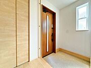 玄関にはご家族の靴をたっぷり収納できるシューズボックスをご用意。玄関先を綺麗に保てます。お家の顔である玄関をすっきりと見せることで、お招きしたゲストにも好印象を与える、明るく爽やかな空間です。