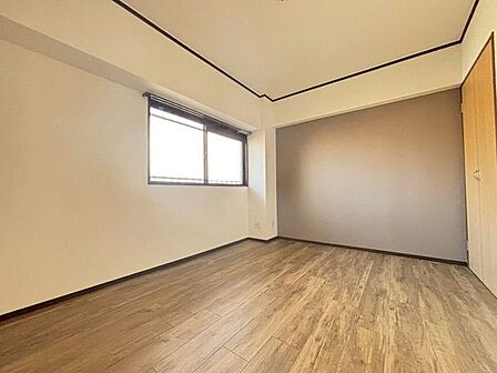 広々としたお部屋で、プライベートの時間も快適に過ごせそうですね。読書や映画鑑賞、リモートワークなど、周りを気にせず自分の趣味に没頭できる空間。日々の忙しさを忘れ、心からリラックスできるお部屋です