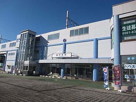愛知環状鉄道『瀬戸市』駅名鉄瀬戸線「新瀬戸駅」と隣接し、名古屋中心部や豊田・高蔵寺方面へ快適にアクセスできる利便性の高い駅。駅周辺には商業施設や医療機関、公共施設が充実し、活気ある暮らしとスムーズ…