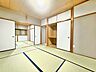 和室：6帖の和室は、ゆったりくつろげる癒やしの空間♪押入付きで布団や季節物もしっかり収納できます。