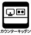 キッチン：カウンターキッチンは、料理中も家族との会話が増える人気の設計。リビングを見渡しながら作業ができるため、お子様の様子を見守りやすく安心です。お互いの存在を近くに感じられ、毎日の家事がより楽しくなります。