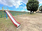 浜田公園　徒歩約8分　612ｍ　JR武豊線の線路沿いにある公園です。遊具も滑り台、鉄棒、ブランコがあります。