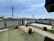 BBQやお子様のプールなどで楽しめる広々とした東南二面バルコニー！