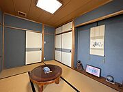薄青色をベースとした壁紙で落ち着きのある約6帖の和室！（2F）