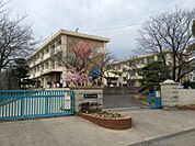 横川小学校まで　718m　徒歩約9分　校訓「つよい体　やさしい心　大きな夢」学校たよりがポルトガル語・スペイン語でも作成されるフレキシブルな学校です。