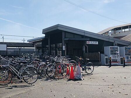 乙川駅まで　1015m　徒歩約13分●2線2面ホームの駅です。駅舎は1番線側、2番線に出入口はありません。自動券売機・自動改札機が整備されています。
