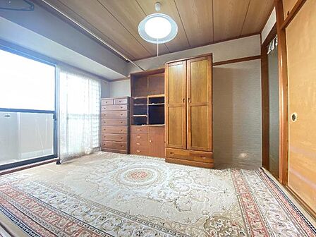 【和室】南向きにつき窓から日差しが差し込み明るく日当たり良好なお部屋です♪