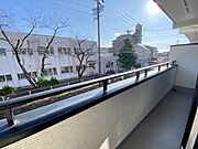 自宅の目の前が小学校で低学年のお子様の通学も安心ですね！教育環境も充実の立地です♪