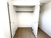 居室にそれぞれクローゼットが設けられています！お部屋はすっきり片付き本来の広さでお使いいただけます♪整然としたお部屋で過ごすのは気持ちがいいものですね。