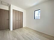 明るい洋室はお子様のお部屋としても良いですね。