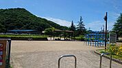泉源寺公園園内に屋根付グラウンドがあります。ゲートボールやテニスが雨天でも楽しめ夜間も利用できるよう照明施設も充実しています。【施設】ゲートボールコート2面（テニスコート1面）・遊具・東屋・ト…