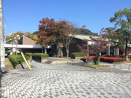東舞鶴図書館開館時間 10:00~18:00(金曜日は19:00まで)休館日:木曜日・祝日(土、日曜は除く)・年末年始・最終火曜日 450m