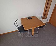備え付きの机と椅子です。