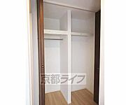 廊下にも大きい収納有ります