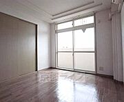 広々とした部屋です。