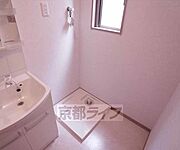 脱衣所に洗濯機が置けます。