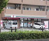 セブンイレブン京都葛野大路三条店まで67m 葛野大路三条下がった通り沿いのコンビニです