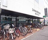 京都中央信用金庫 梅津支店まで191m 四条通沿いにございます。周辺にはスーパーやコンビニも多くあり