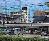 セブンイレブン　下津林東大般若町店まで110m 桂川街道沿いのセブンイレブン。車でも利用しやすい