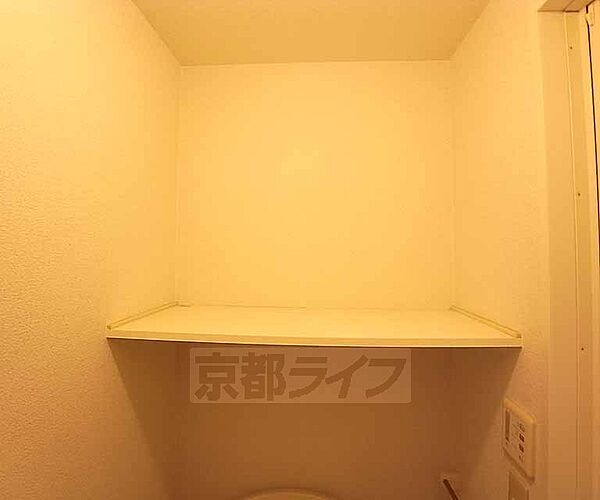 画像20:トイレ上の物置棚です。