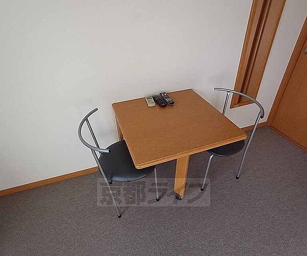 画像14:備え付きの机と椅子です。
