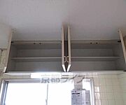 キッチン上に収納も付いてるので便利です