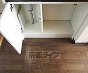 キッチン下にも収納できます