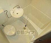 トイレと洗面台が一緒になったバスルームです