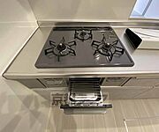 3口ガスコンロ付きのキッチン