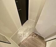 鏡を備えた玄関です。