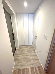 訪問者から室内が見えないプライバシー性の高い玄関スペース※新築時の写真となります