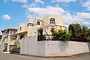 荏田西の街並みに調和する、端正な佇まいのRC造邸宅。二方道路に面した角地立地により、優れた開放感と存在感を放ちます。堅牢な構造美が、住まう人に安心感と品格をもたらします。※画像補正・加工あり