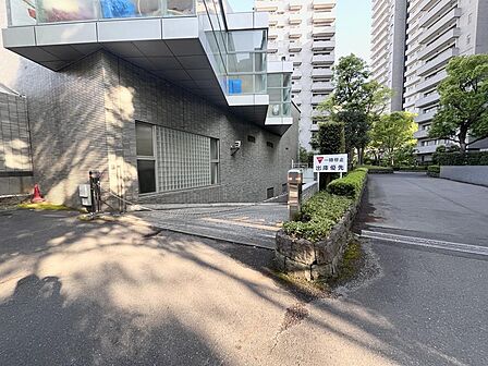 大事なお車を守る敷地内地下駐車場