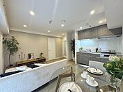 フルリノベーション済。グレージュのキッチンとナチュラルフローリングが調和するLDK。時間が豊かになる空間です。