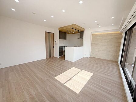 【LDK17.5帖】エコカラット×間接照明の上質リビング/角住戸の2面採光で明るく開放的。家族が自然と集まる広々空間です。2026年7月リノベーション完成予定。