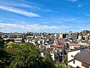 【共用廊下からの眺望】遠くまで広がる開放的なパノラマビュー。晴れた日には都心方向の街並みまで見渡せます。高台ならではの明るく爽やかな住環境です。晴れた日は、東京タワー・スカイツリーが見えます。