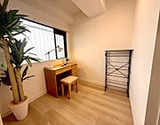 在宅ワークやプライベートな趣味の時間に使える2つ目の洋室（約3.1帖）。窓から自然光が差し込む集中できる書斎スペースとして活躍します。