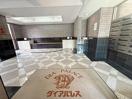 重厚感のあるダイアパレスシリーズのエントランスホール 共用部
