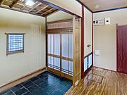 木の温もりと伝統的なデザインが特徴で、訪れる人を温かく迎えてくれます。